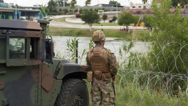 Con vehículos militares, Texas busca repeler a inmigrantes en frontera de EEUU
