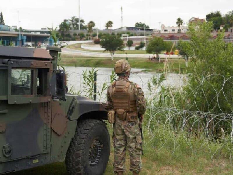 Con vehículos militares, Texas busca repeler a inmigrantes en frontera de EEUU