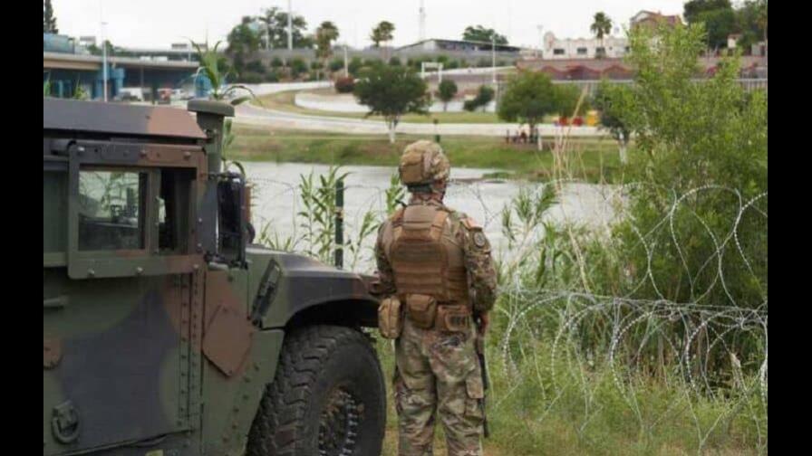 Con vehículos militares, Texas busca repeler a inmigrantes en frontera de EEUU