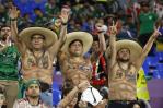Hinchas mexicanos celebran el empate entre el Tri y Polonia en Qatar 2022