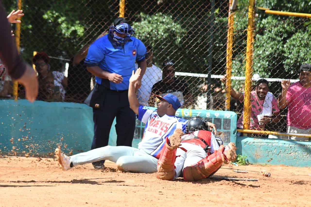 Braulio Mejia (Maquito), llega “safe” al home en el partido que los Mameyes superó a las Frutas para avanzar a la final en la categoría master del softbol de Asoprosado. Reynaldo Sosa es el receptor. 