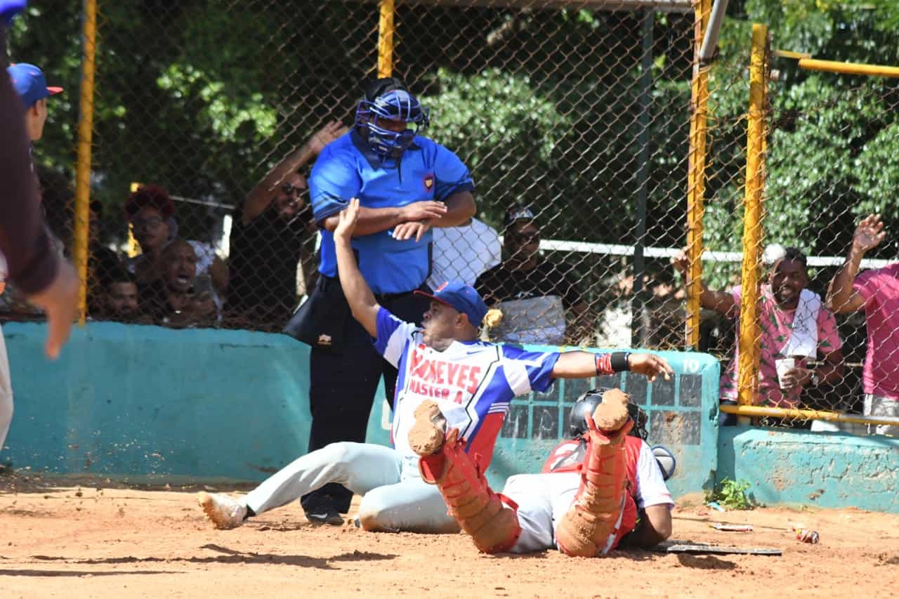 Braulio Mejia (Maquito), llega “safe” al home en el partido que los Mameyes superó a las Frutas para avanzar a la final en la categoría master del softbol de Asoprosado. Reynaldo Sosa es el receptor.