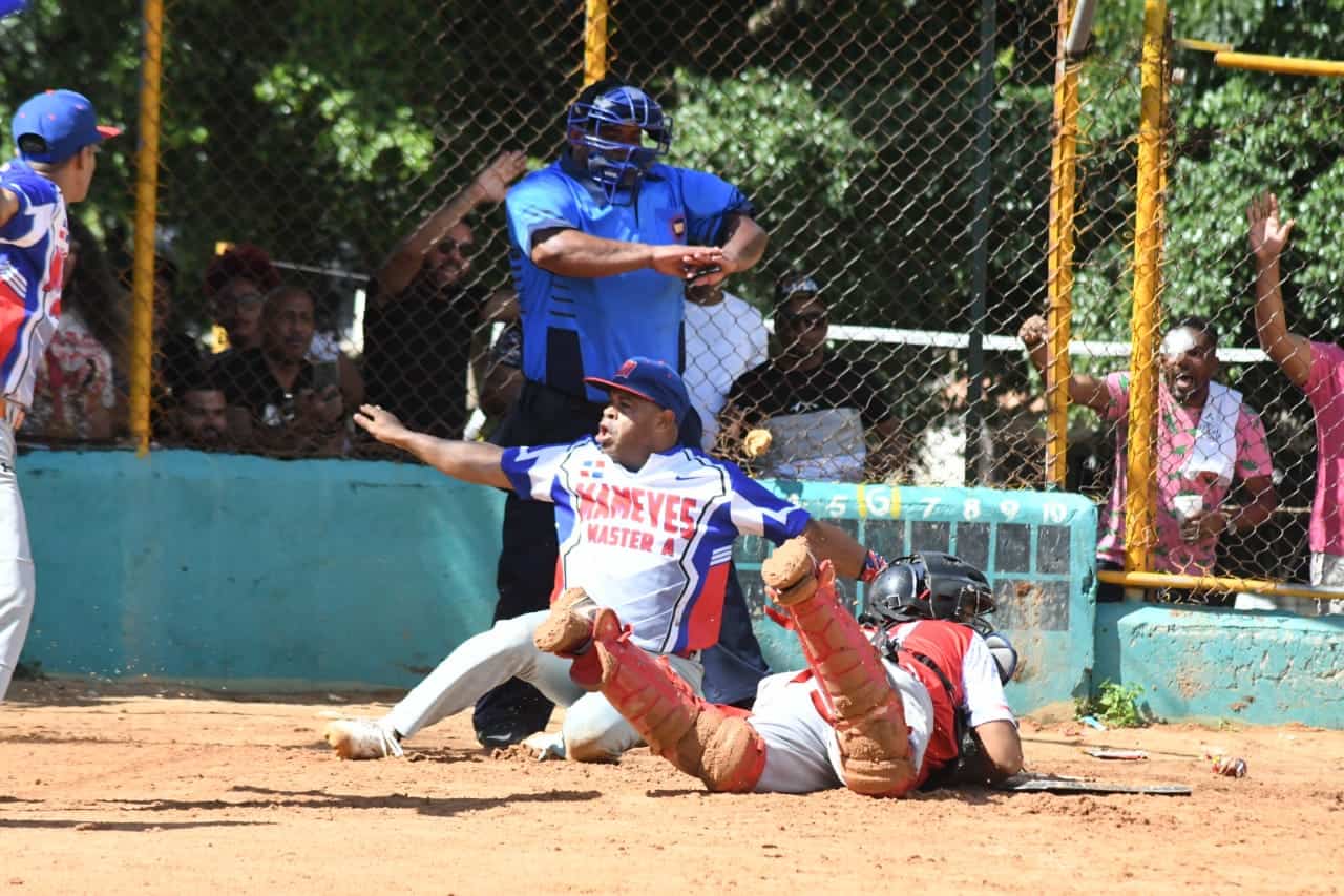Braulio Mejia (Maquito), llega “safe” al home en el partido que los Mameyes superó a las Frutas para avanzar a la final en la categoría master del softbol de Asoprosado. Reynaldo Sosa es el receptor. 