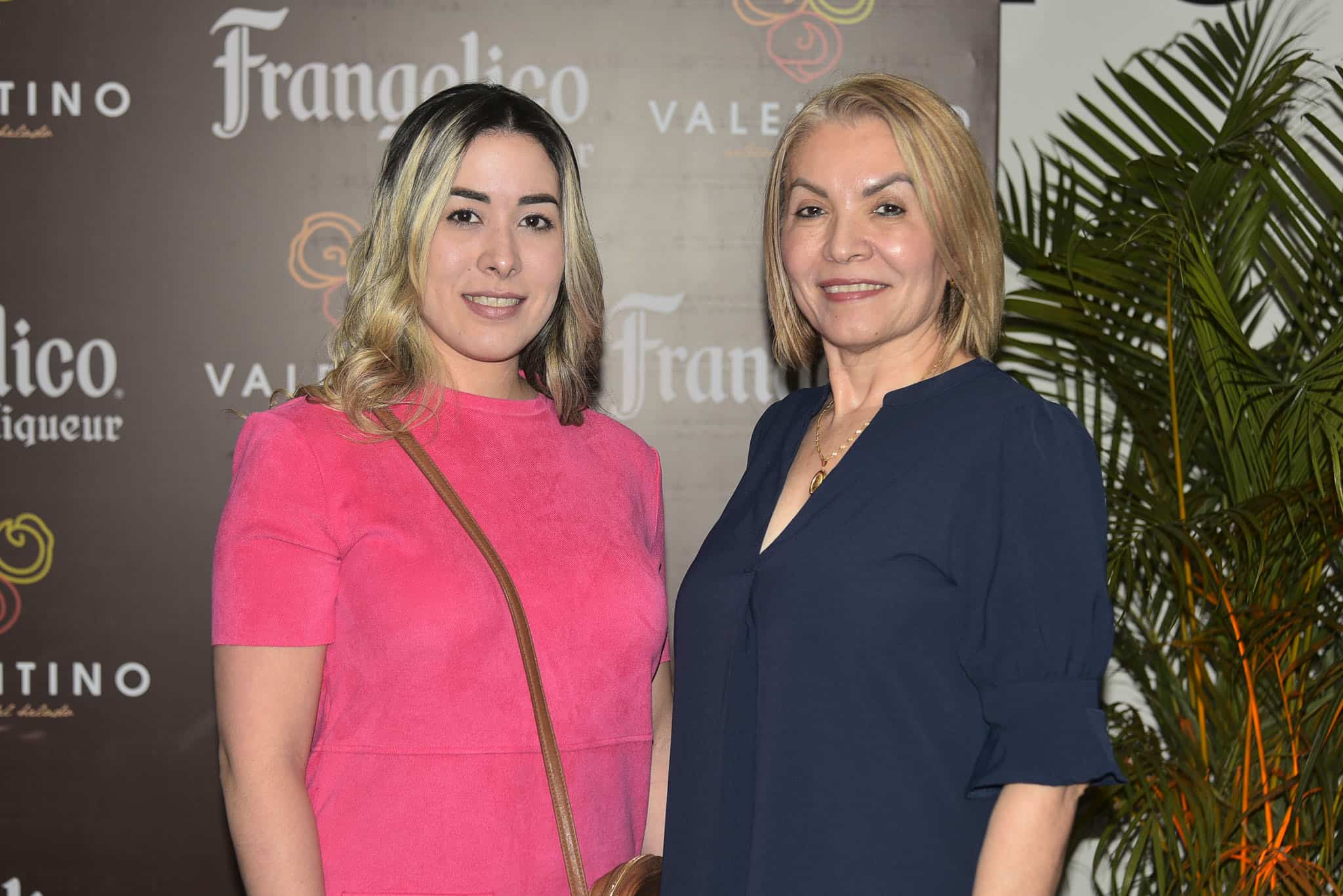 Alexandra Villalobos y Xiomara de Villalobos.