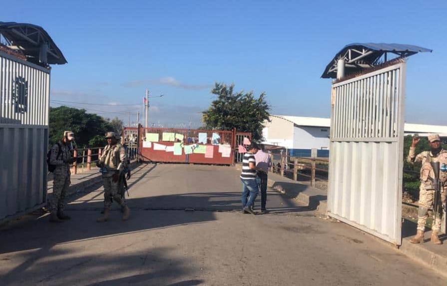 Haitianos mantienen cerrada puerta en la frontera que da acceso a Dajabón en rechazo a deportaciones
