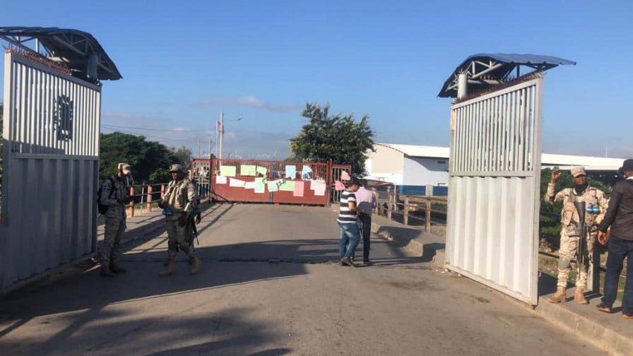 Haitianos mantienen cerrada puerta en la frontera que da acceso a Dajabón en rechazo a deportaciones Haitianos mantienen cerrada puerta en la frontera que da acceso a Dajabón en rechazo a deportaciones