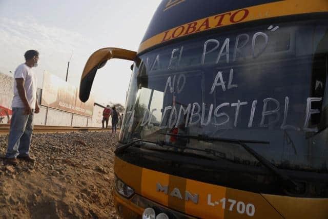 Transportistas comienzan un paro en parte de Perú por precio del combustible