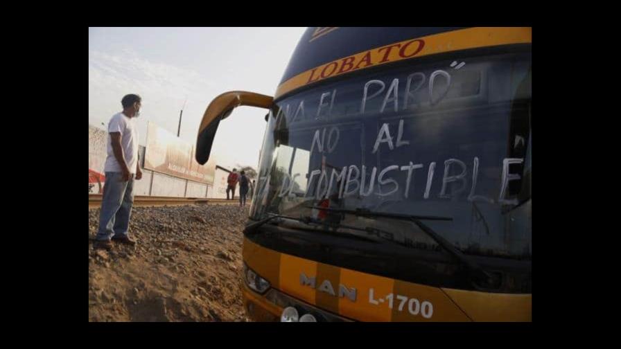 Transportistas comienzan un paro en parte de Perú por precio del combustible