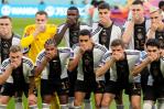 Jugadores alemanes se cubren la boca en protesta contra FIFA