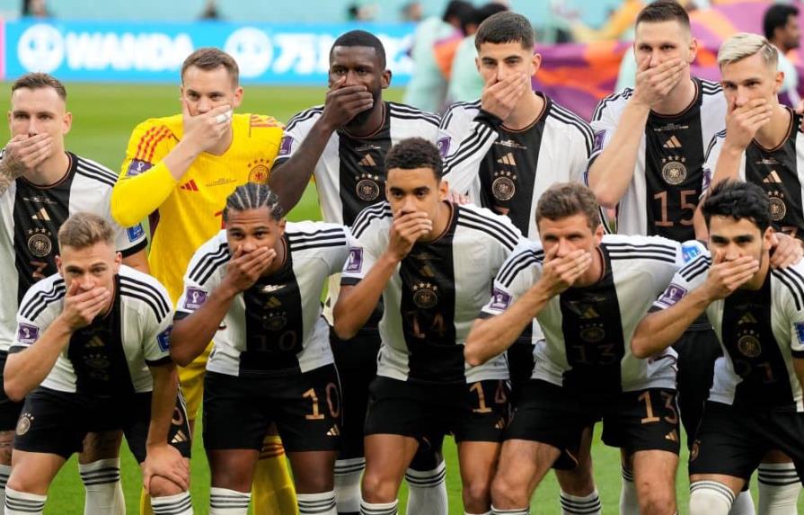 Jugadores alemanes se cubren la boca en protesta contra FIFA