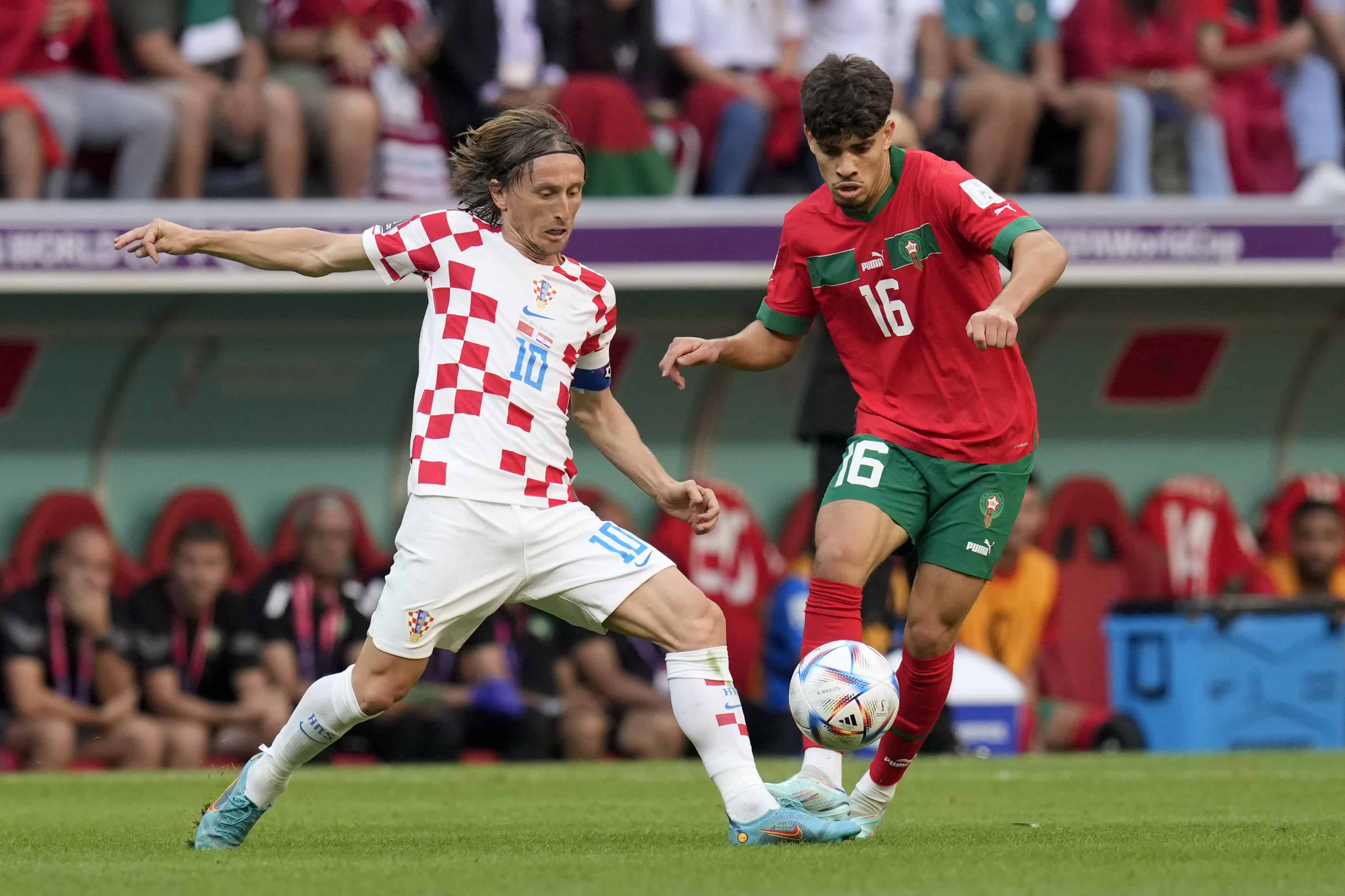 El croata Luka Modric (10) y el marroquí Abde Ezzalzouli (16) luchan por la posesión de la pelota durante un partido del Grupo F del Mundial entre los dos países, en el estadio Al Bayt Stadium en Jor , Qatar, el 23 de noviembre de 2022.