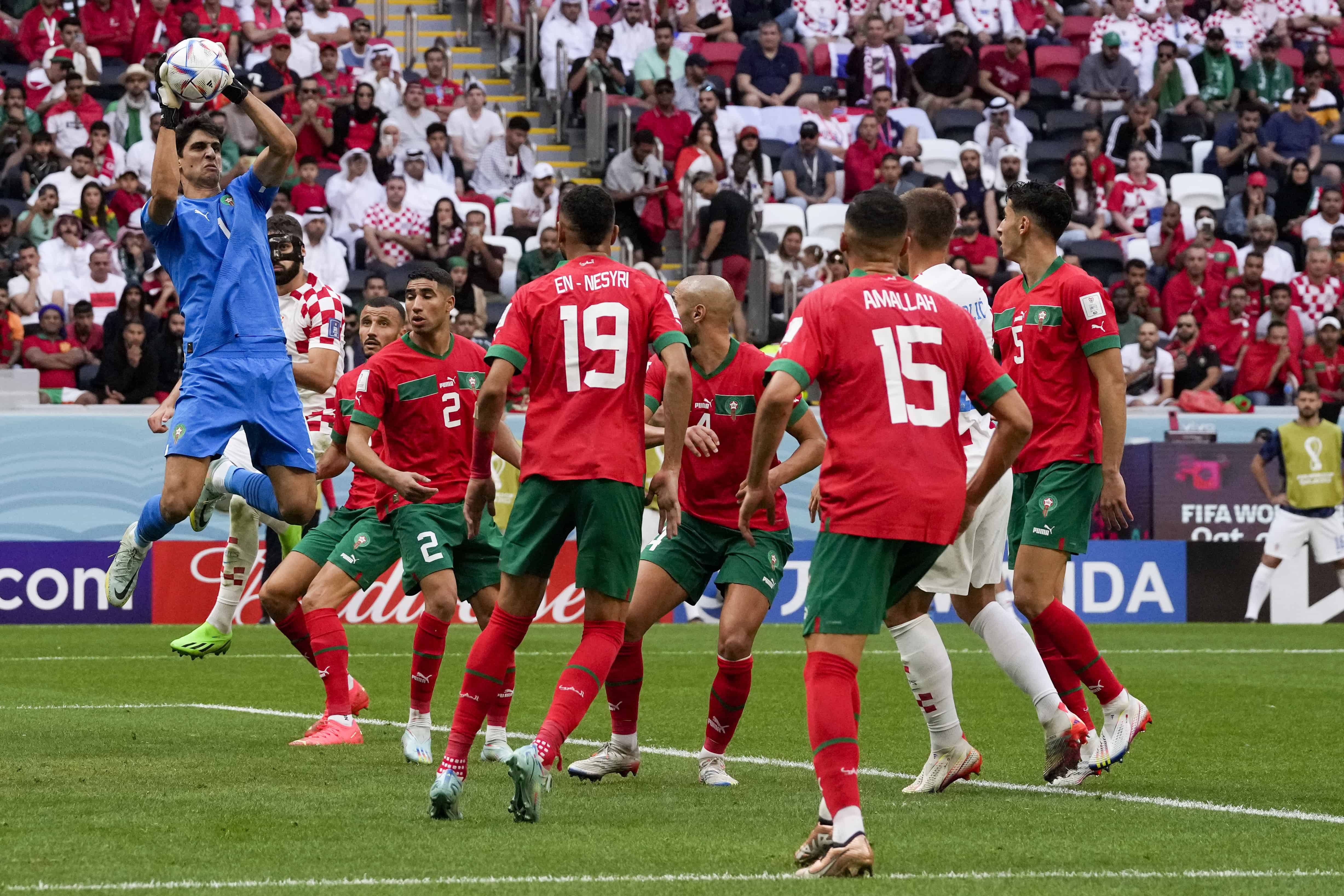 El portero de Marruecos, Yassine Bounou, atrapa el balón durante un partido del Grupo F del Mundial contra Croacia, en el estadio Al Bayt, en Jor, Qatar, el 23 de noviembre de 2022.