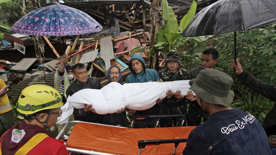 Lluvias y réplicas obstaculizan búsqueda de sobrevivientes del terremoto en Indonesia