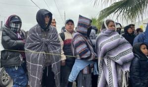 Mexicanos acogen a migrantes en la frontera norte ante el frío y los refugios llenos