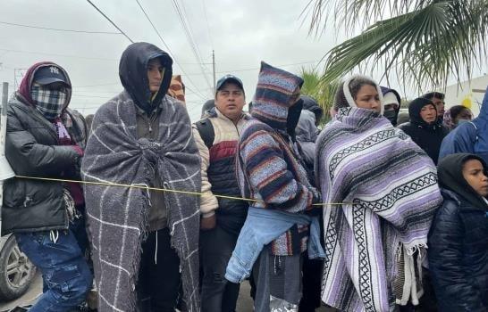 Mexicanos acogen a migrantes en la frontera norte ante el frío y los refugios llenos