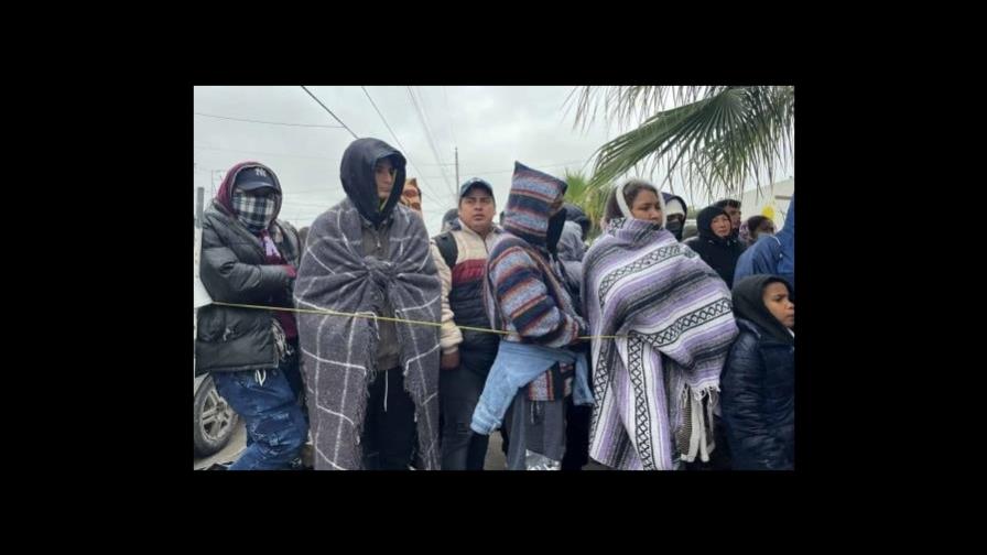 Mexicanos acogen a migrantes en la frontera norte ante el frío y los refugios llenos