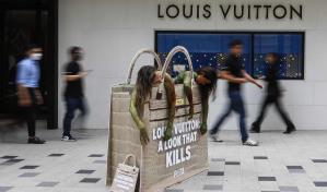 Activistas se manifiestan contra Louis Vuitton en Kuala Lumpur