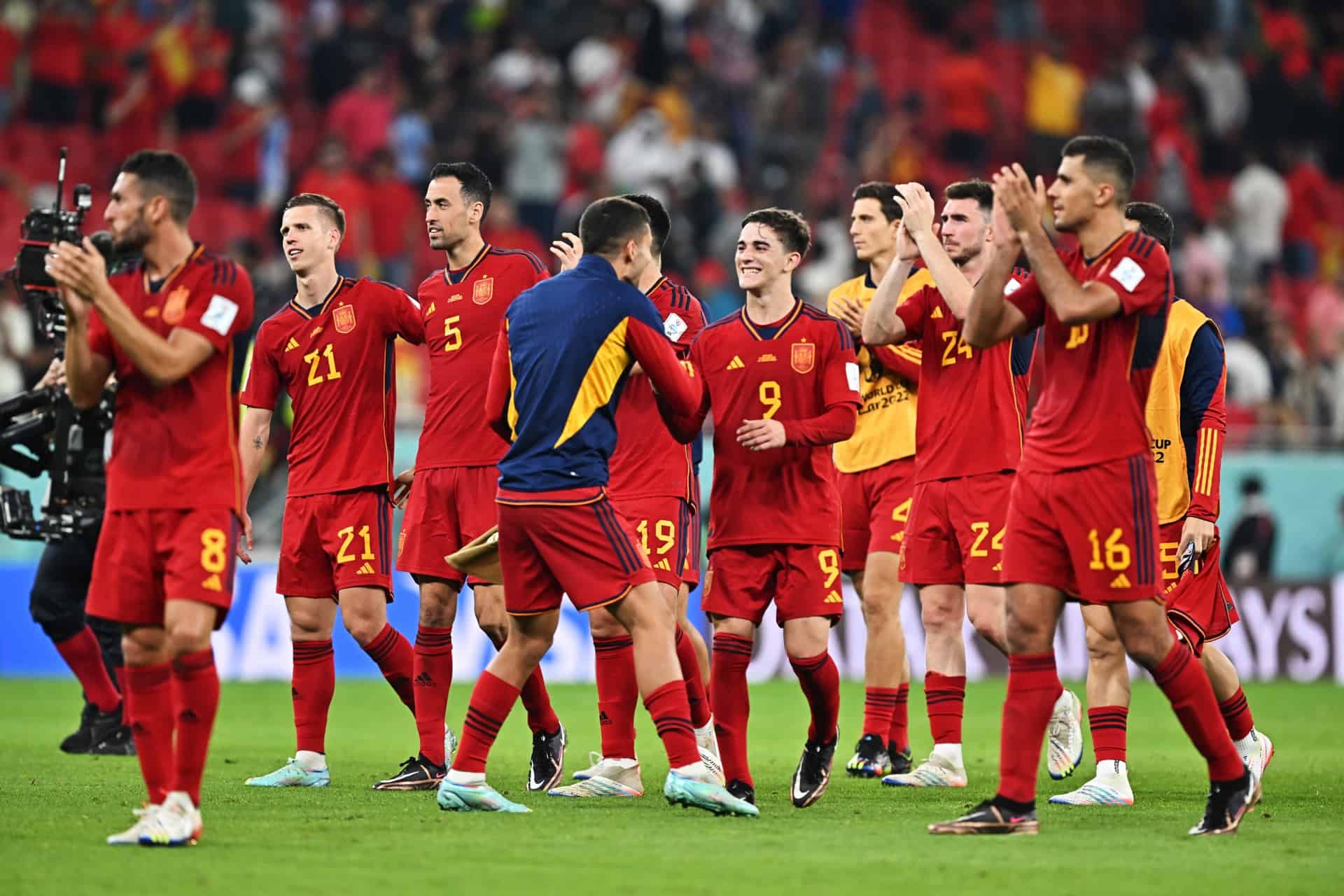 Jugadores de España celebran tras el partido de fútbol del grupo E de la Copa Mundial de la FIFA 2022 entre España y Costa Rica en el estadio Al Thumama de Doha, Qatar, el 23 de noviembre de 2022.