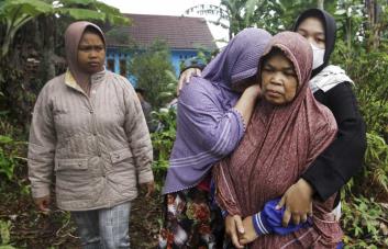 Unos 100 niños entre las 271 víctimas mortales del terremoto de Indonesia
