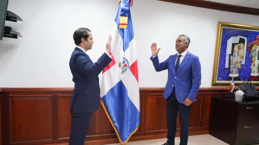 Joel Santos juramenta al nuevo superintendente de Valores Joel Santos juramenta al nuevo superintendente de Valores