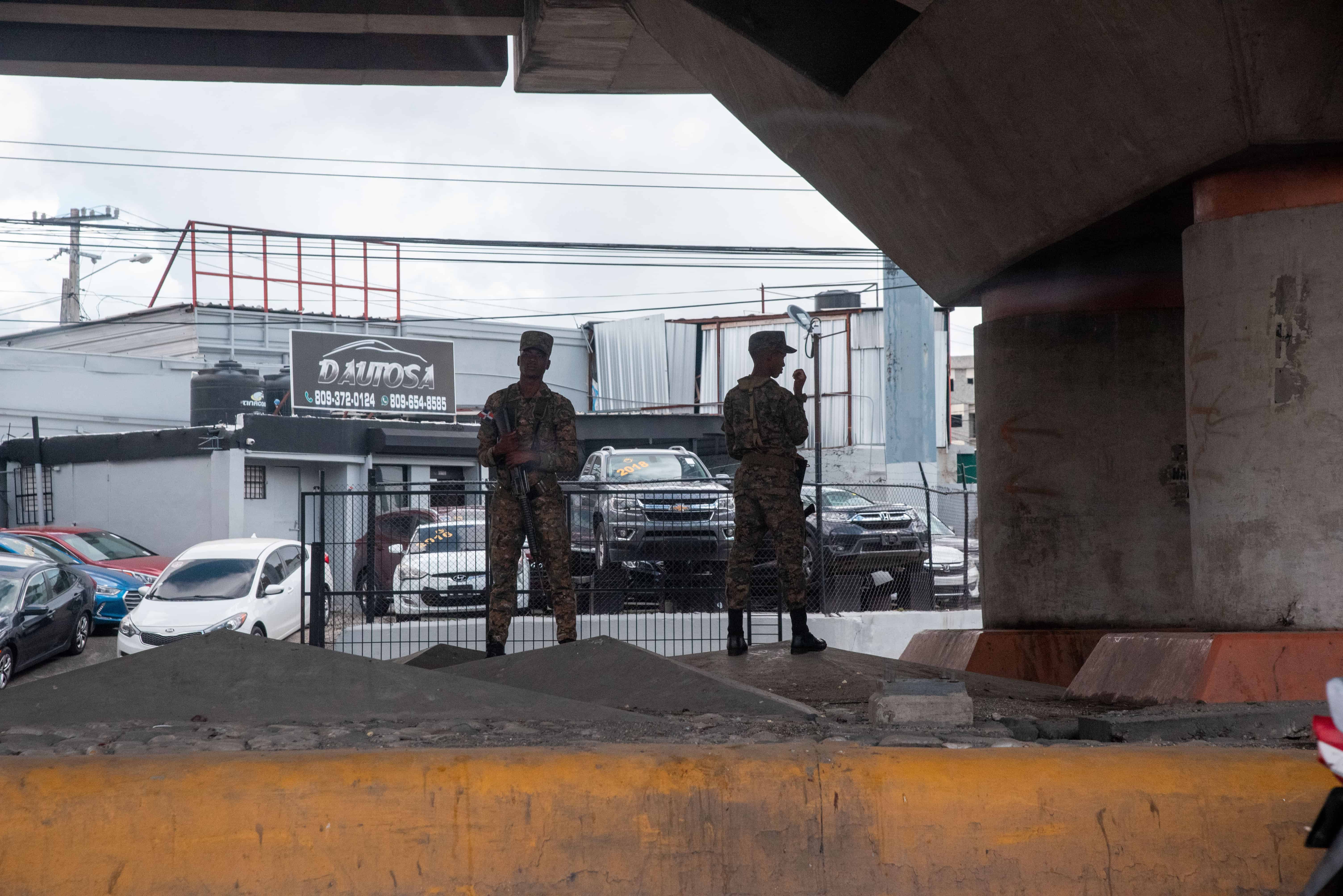 Militares custodia parte de la la Autopista Duarte.