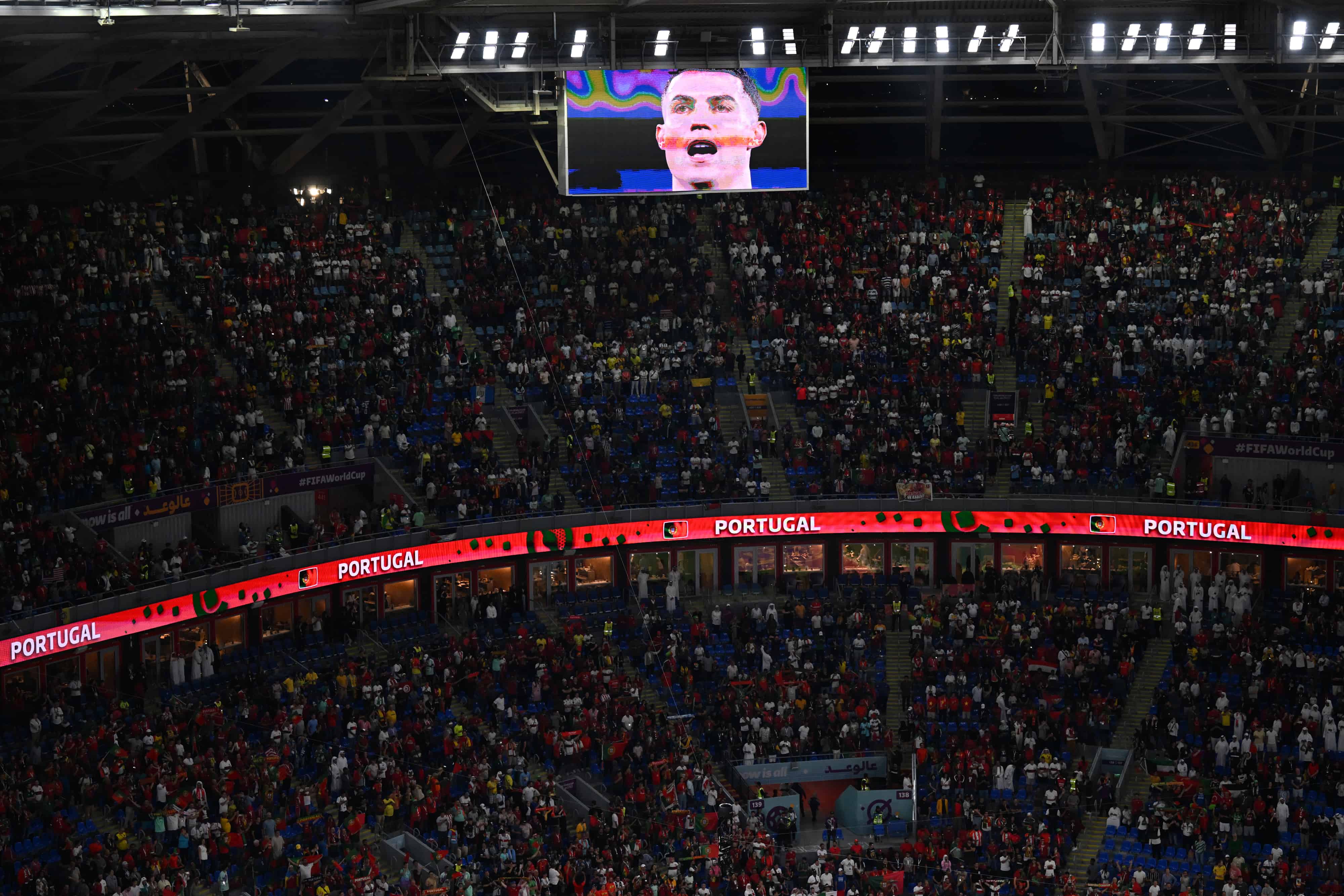 El rostro del delantero portugués Cristiano Ronaldo se ve en la pantalla cantando su himno nacional antes del partido de fútbol del Grupo H de la Copa Mundial de Qatar 2022 entre Portugal y Ghana en el Estadio 974 en Doha el 24 de noviembre de 2022.