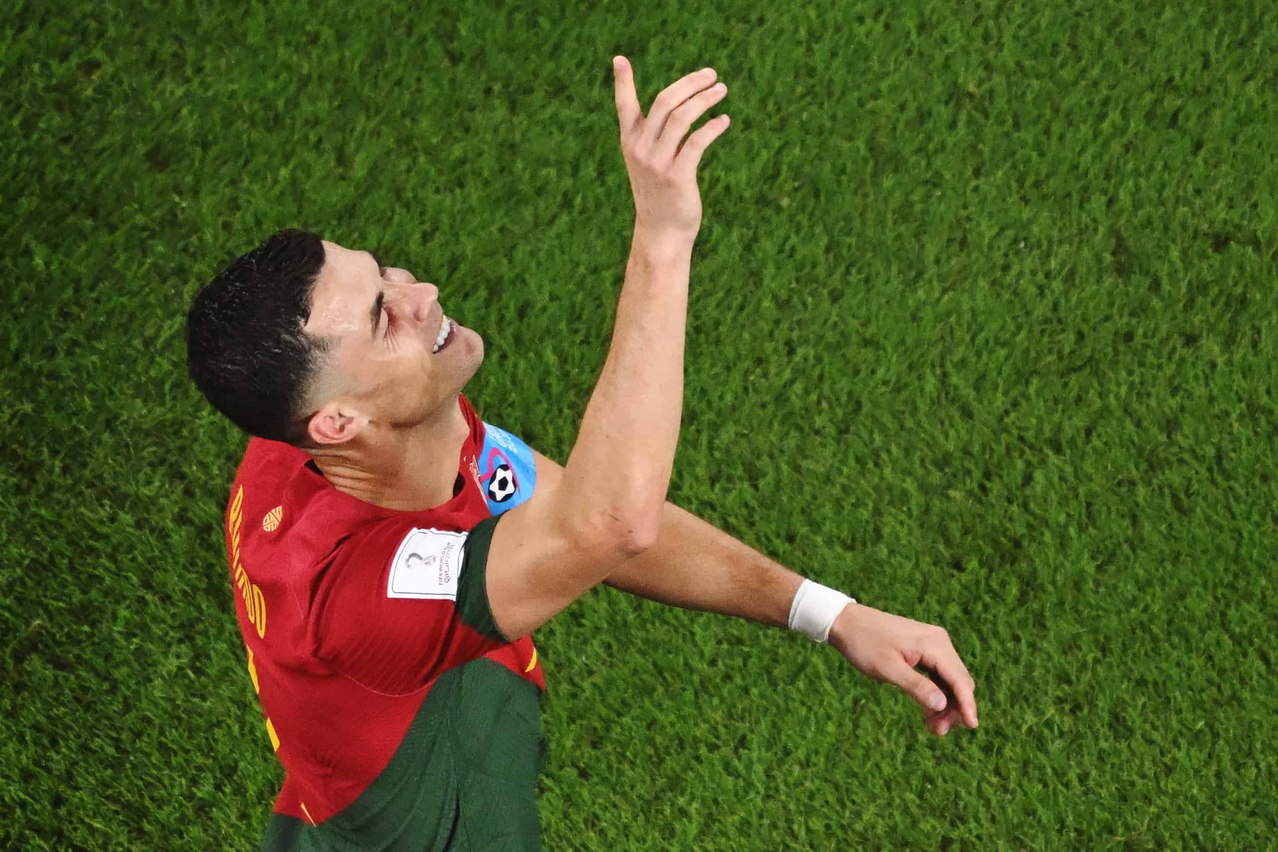 El delantero portugués #07 Cristiano Ronaldo celebra después de anotar el primer gol de su equipo desde el punto de penalti durante el partido de fútbol del Grupo H de la Copa Mundial de Qatar 2022 entre Portugal y Ghana en el Estadio 974 en Doha el 24 de noviembre de 2022.