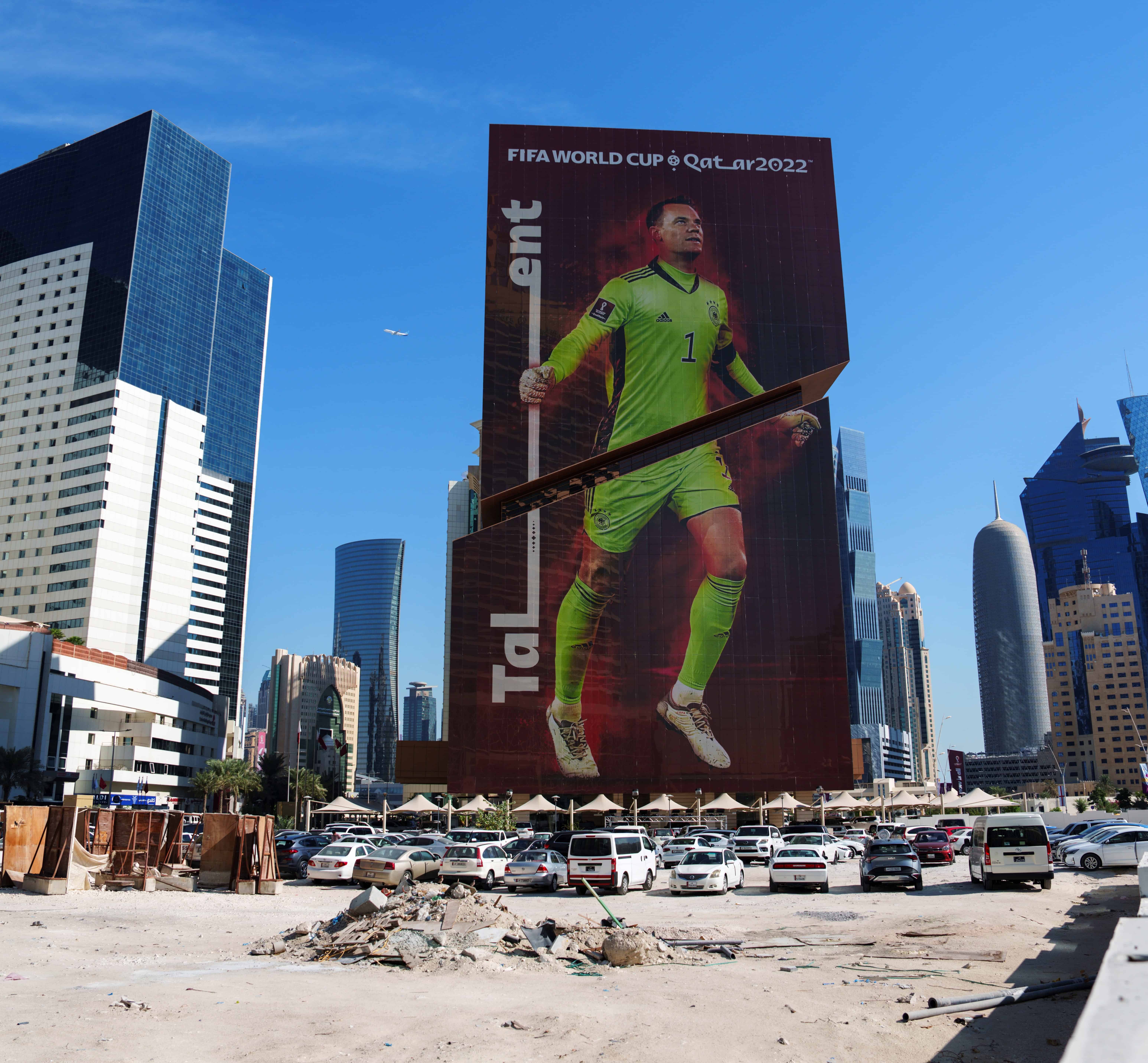 Un solar en construcción, delante de un edificio con un cartel con la imagen del portero de Alemania Manuel Neuer, en el centro de Lusail, Qatar, el 24 de noviembre de 2022. 