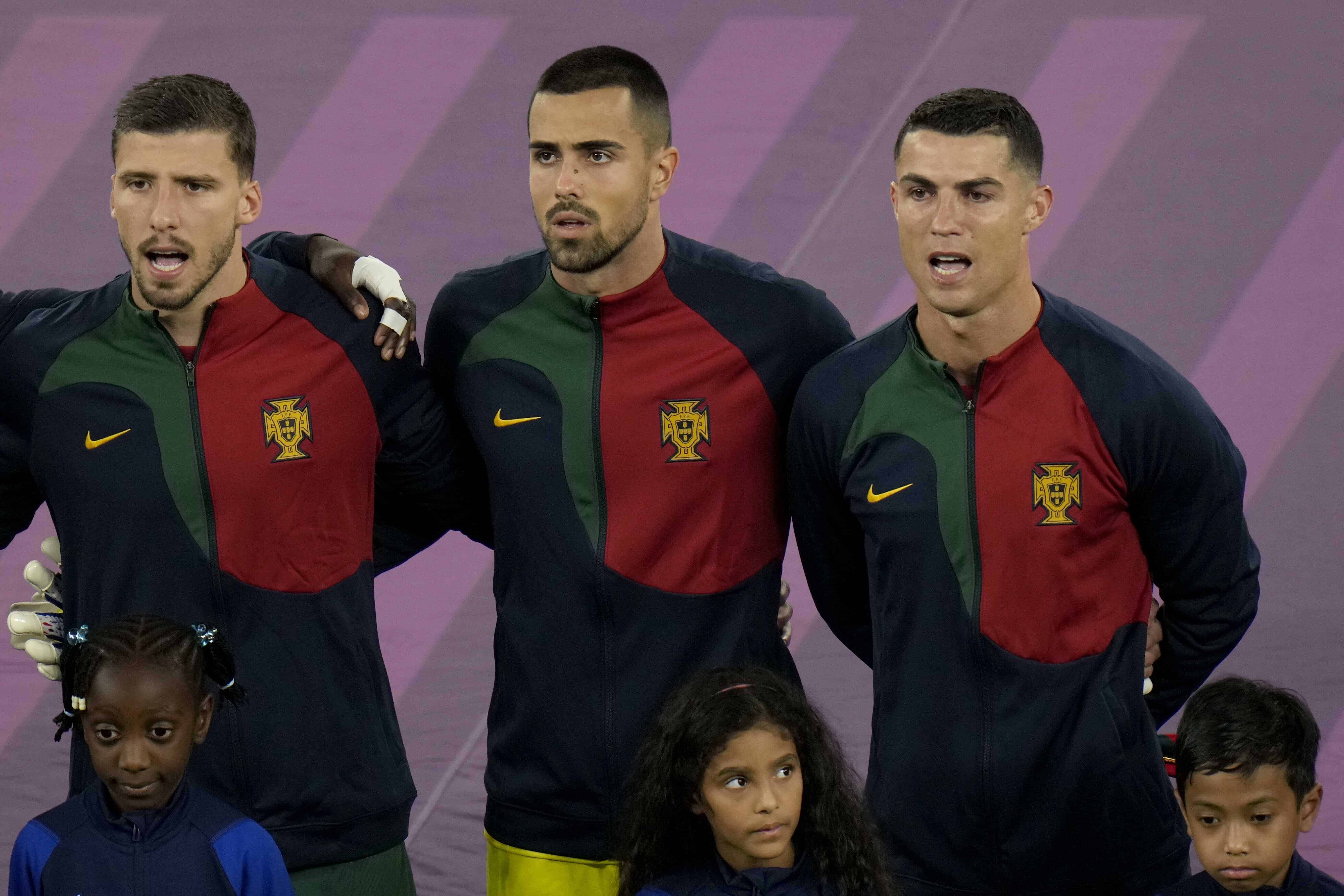 Cristiano Ronaldo de Portugal canta el himno nacional junto a sus compañeros de equipo antes del partido de fútbol del grupo H de la Copa Mundial entre Portugal y Ghana, en el Estadio 974 en Doha, Qatar, el jueves 24 de noviembre de 2022.