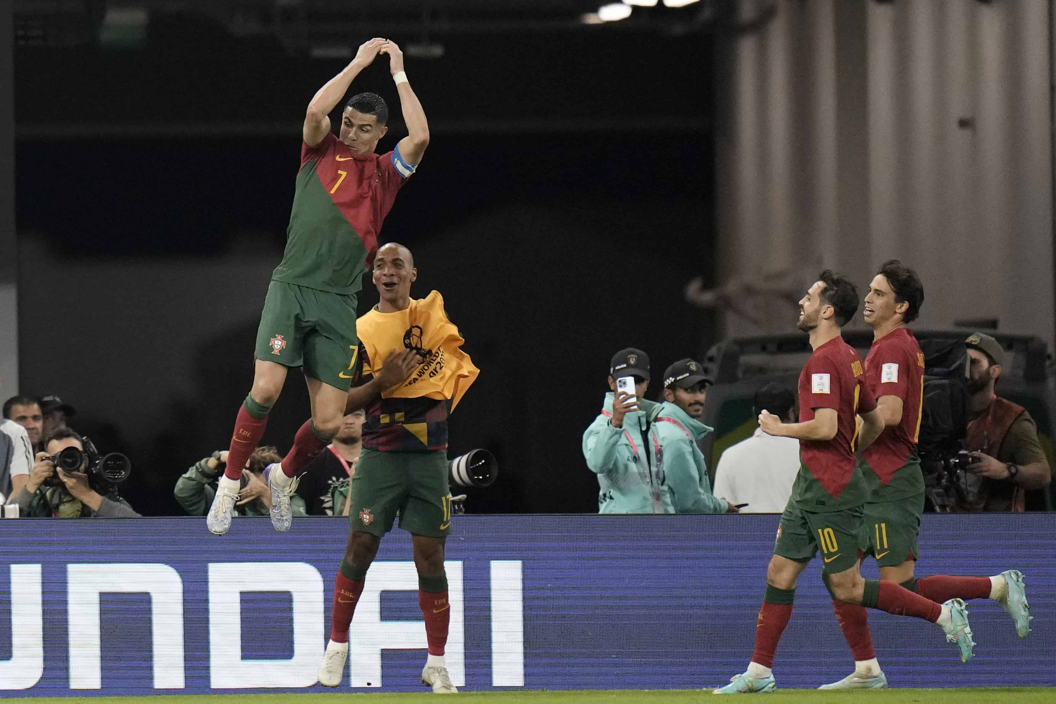 Cristiano Ronaldo de Portugal celebra después de anotar el primer gol de su equipo durante el partido de fútbol del grupo H de la Copa Mundial entre Portugal y Ghana, en el Estadio 974 en Doha, Qatar, el jueves 24 de noviembre de 2022.