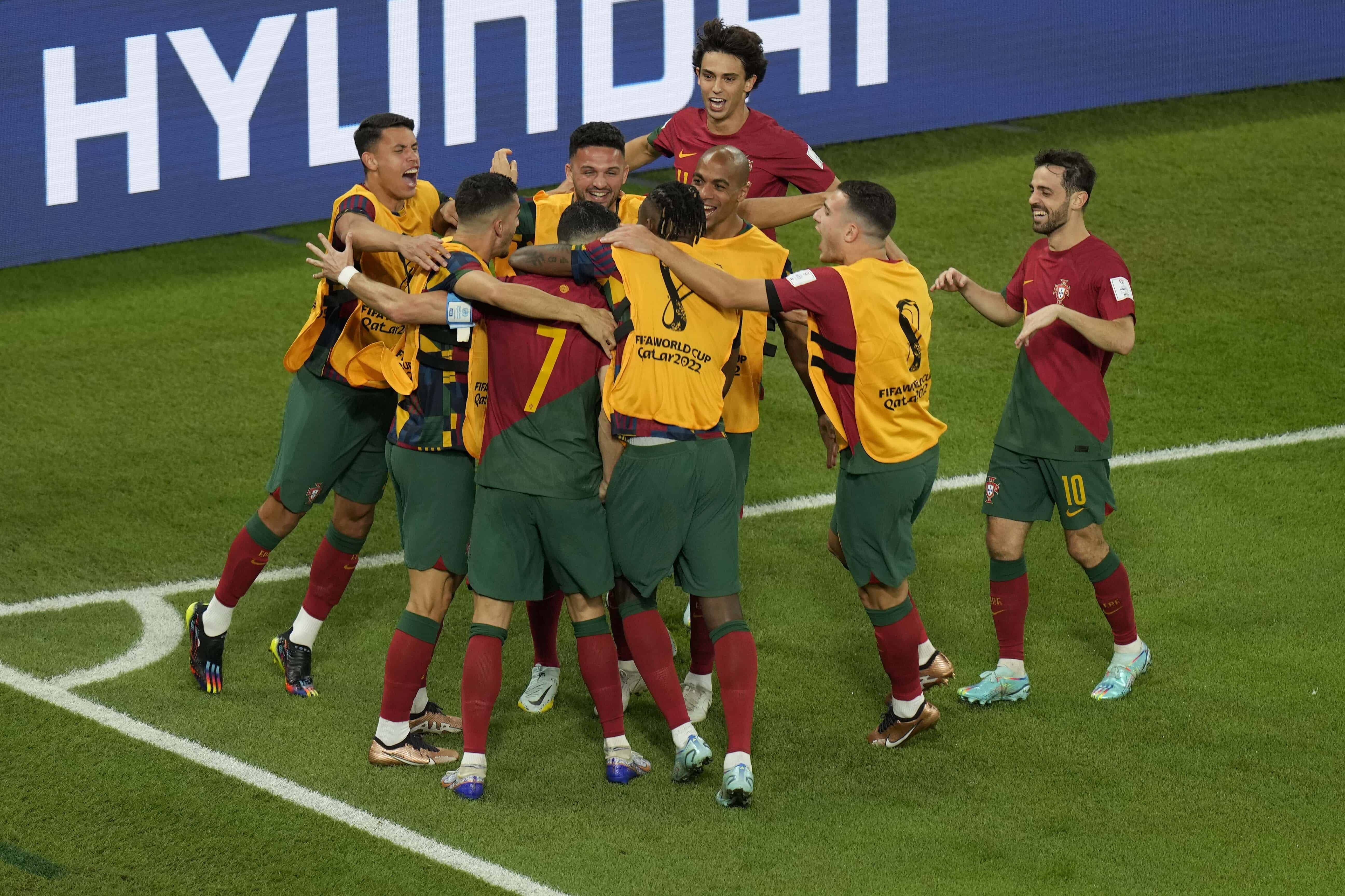 Los jugadores de Portugal celebran después de que su compañero de equipo Cristiano Ronaldo anotó durante el partido de fútbol del grupo H de la Copa Mundial entre Portugal y Ghana, en el Estadio 974 en Doha, Qatar, el jueves 24 de noviembre de 2022.