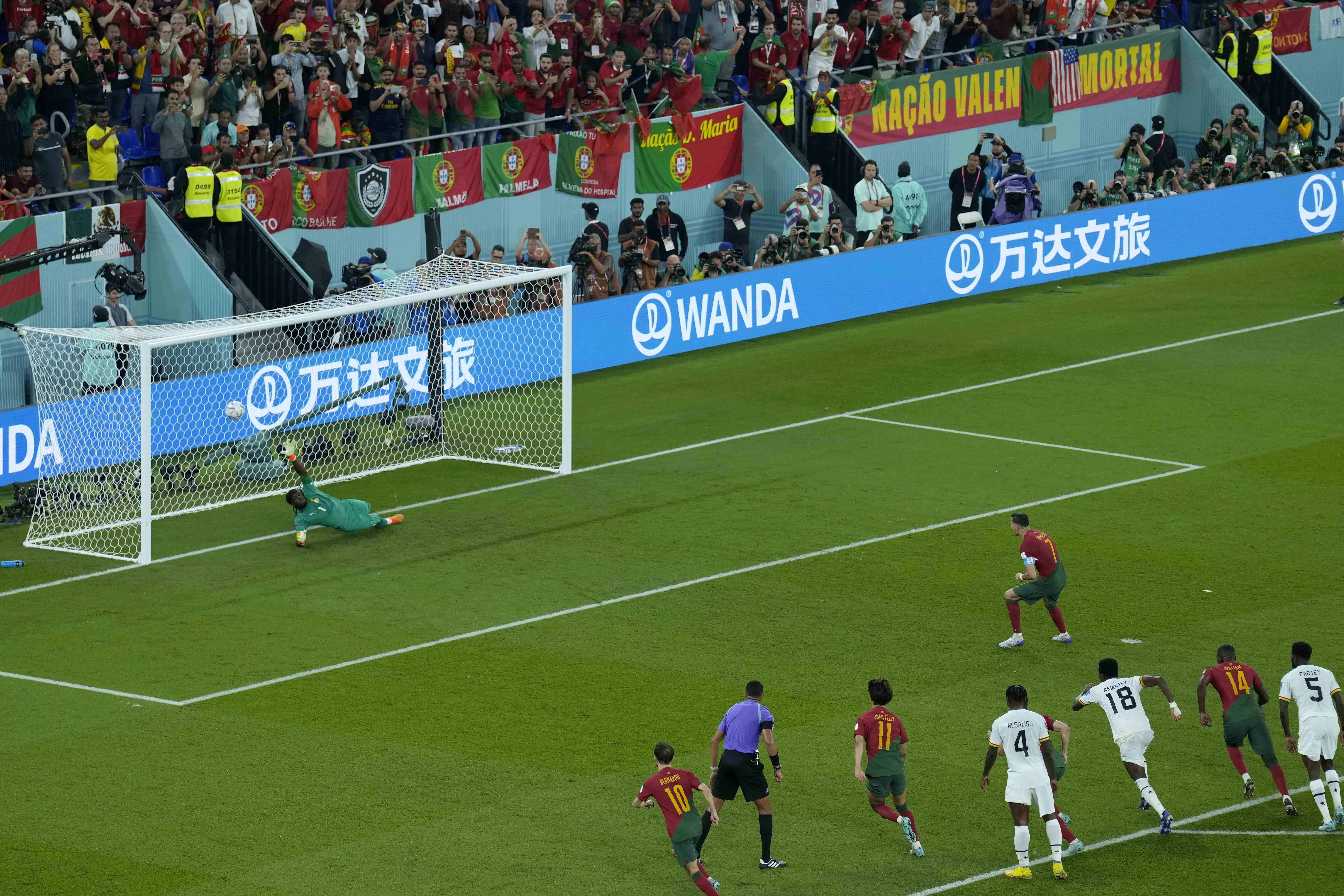 Cristiano Ronaldo de Portugal anota desde el punto de penalti durante el partido de fútbol del grupo H de la Copa Mundial entre Portugal y Ghana, en el Estadio 974 en Doha, Qatar, el jueves 24 de noviembre de 2022.