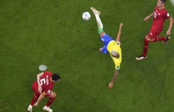 Richarlison ilumina a Brasil, pero Neymar sale lesionado
