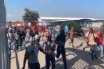 Haitianos lanzan piedras a territorio dominicano en frontera con Dajabón y hieren camionero Haitianos lanzan piedras a territorio dominicano en frontera con Dajabón y hieren camionero