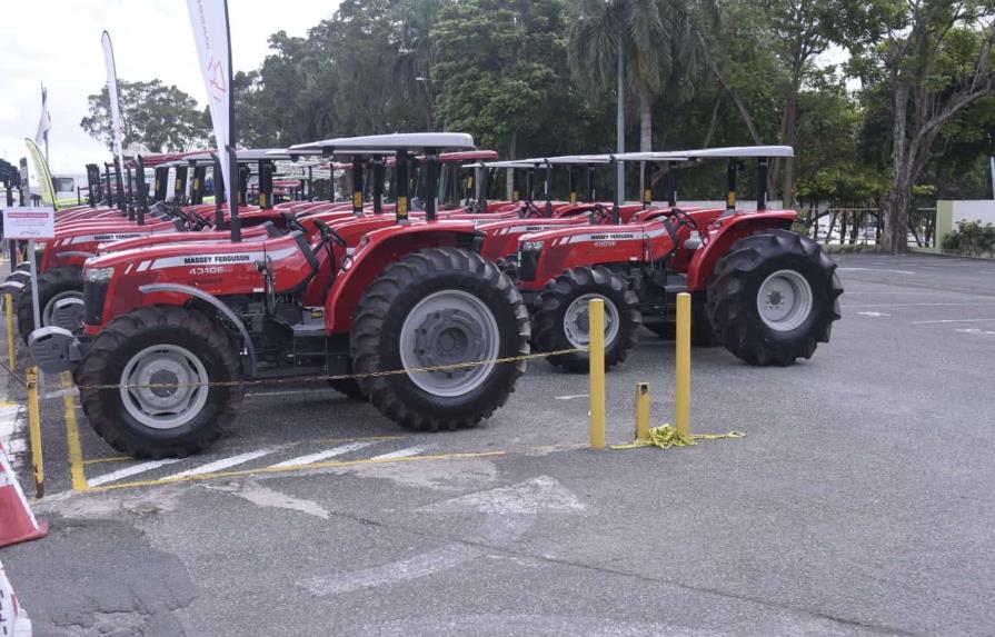 Abinader entrega maquinarias al Ministerio de Agricultura para aumentar preparación de tierras
