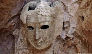 Hallan varias tumbas y momias con lenguas doradas en el norte de Egipto