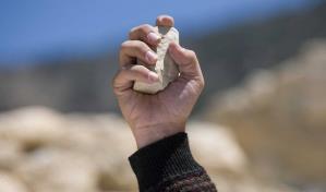 Anulan condena a muerte por lapidación contra una joven acusada de adulterio