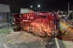 Camión se voltea en elevado de la autopista Duarte tras accidente con otros dos vehículos