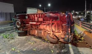 Camión se voltea en elevado de la autopista Duarte tras accidente con otros dos vehículos