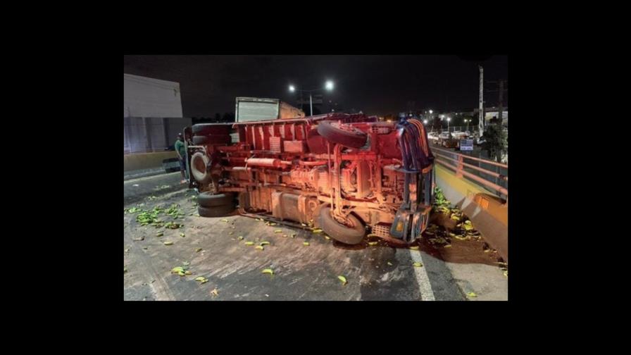 Camión se voltea en elevado de la autopista Duarte tras accidente con otros dos vehículos