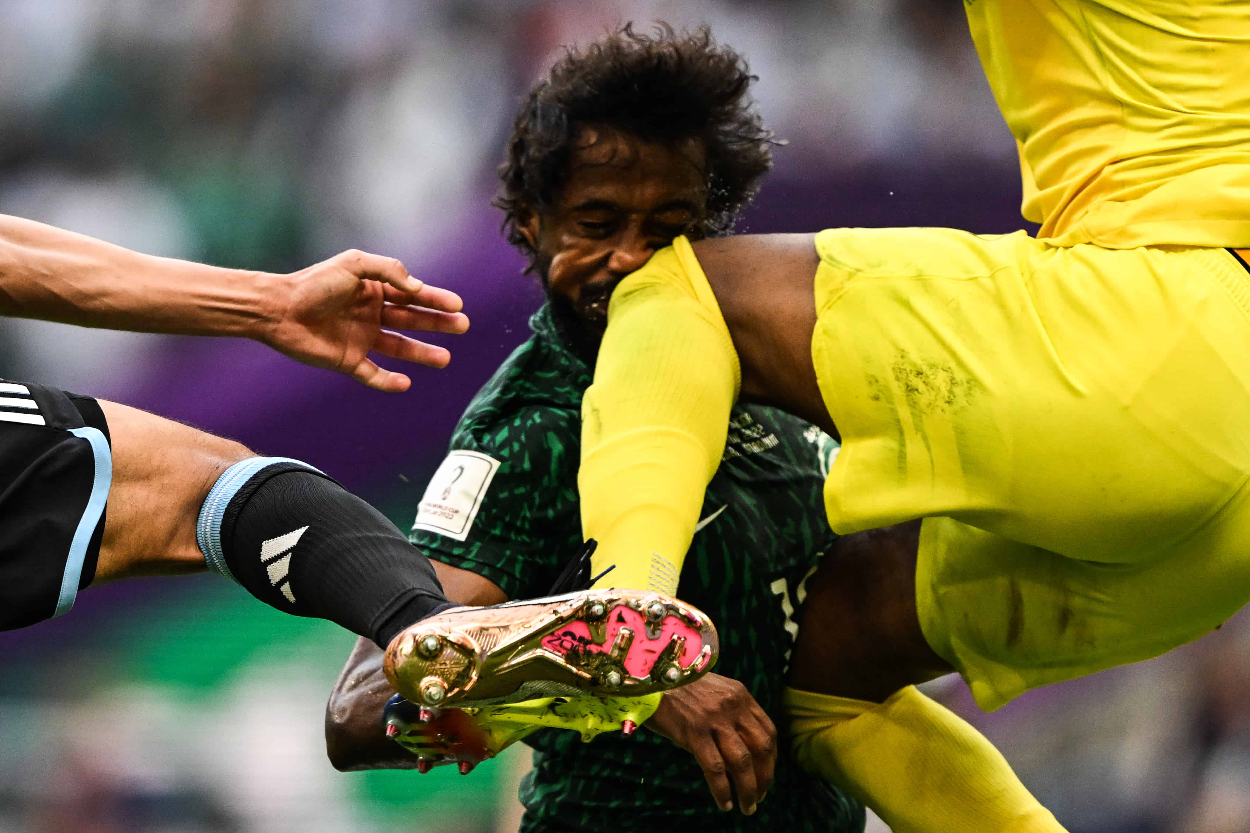 El portero de Arabia Saudita # 21 Mohammed Al-Owais (R) golpea al defensor de Arabia Saudita # 13 Yasser Al-Shahrani (C) en la cabeza durante el partido de fútbol del Grupo C de la Copa Mundial de Qatar 2022 entre Argentina y Arabia Saudita en el Estadio Lusail en Lusail, al norte de Doha el 22 de noviembre de 2022.