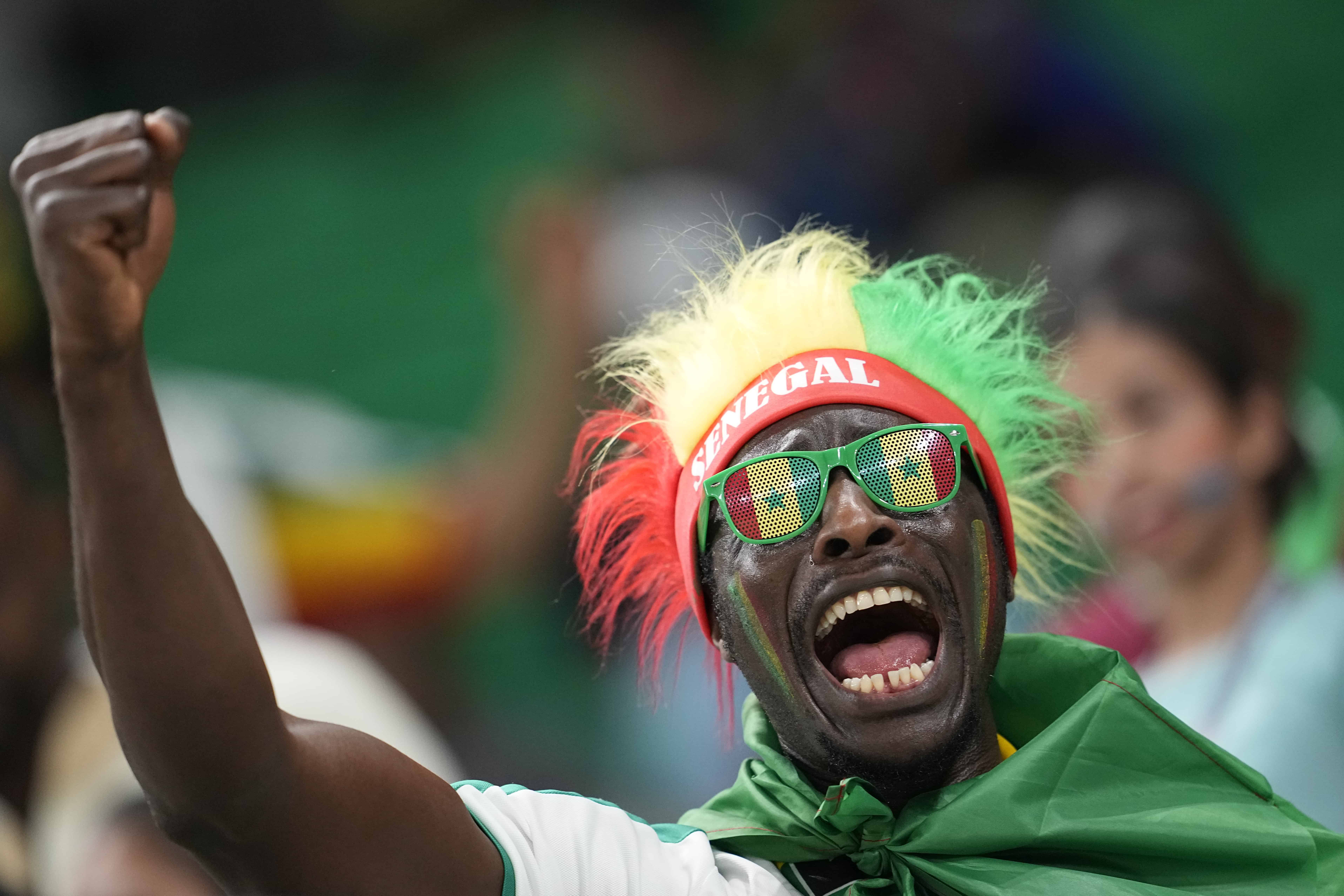 Un hincha del equipo de Senegal aplaude antes del inicio del partido de fútbol del grupo A de la Copa Mundial entre Senegal y Holanda en el Estadio Al Thumama, en Doha, Qatar, el lunes 21 de noviembre de 2022.