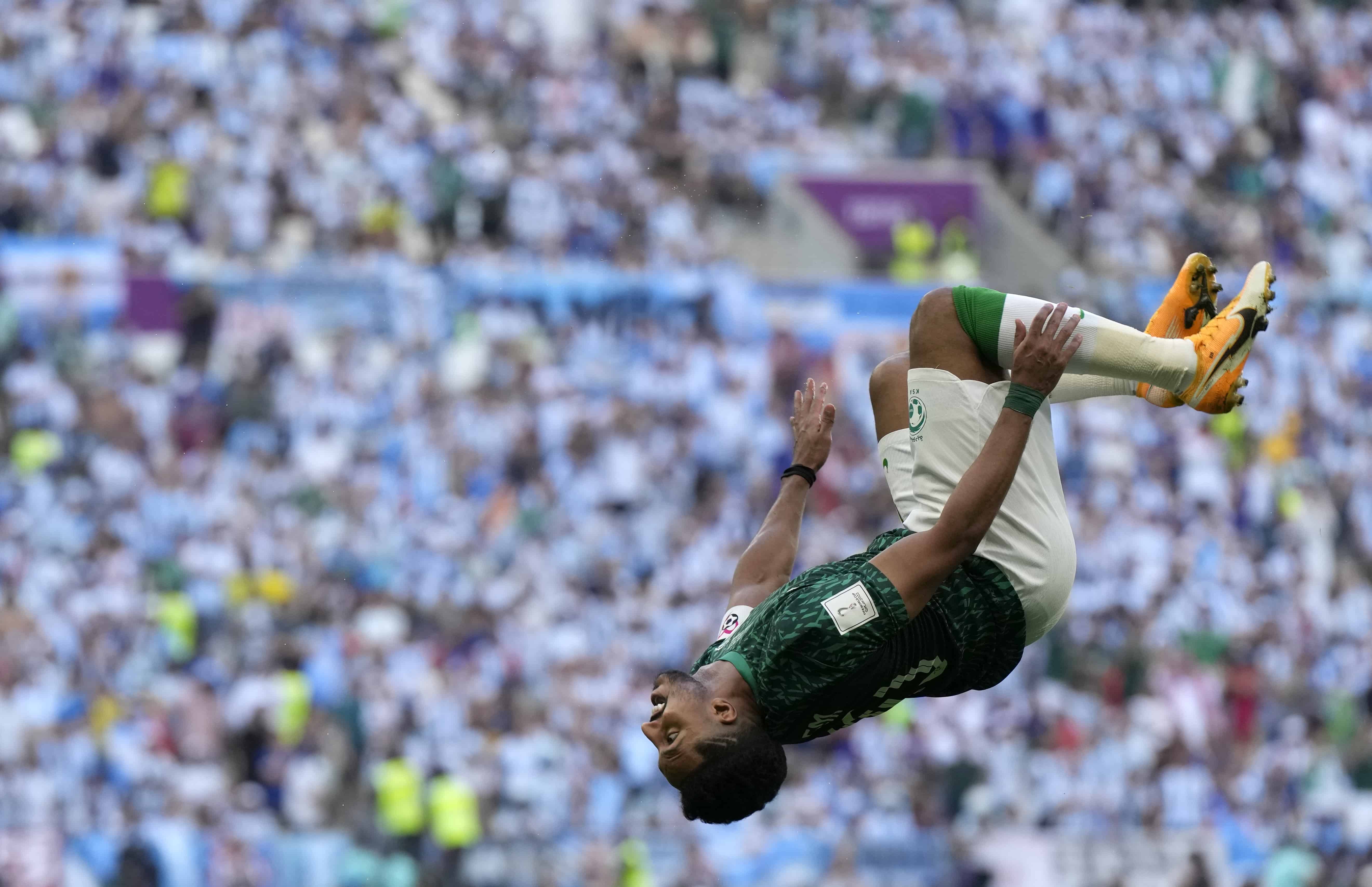 Salem Al-Dawsari de Arabia Saudita celebra después de anotar el segundo gol de su equipo durante el partido de fútbol del grupo C de la Copa Mundial entre Argentina y Arabia Saudita en el Estadio Lusail en Lusail, Qatar, el martes 22 de noviembre de 2022.