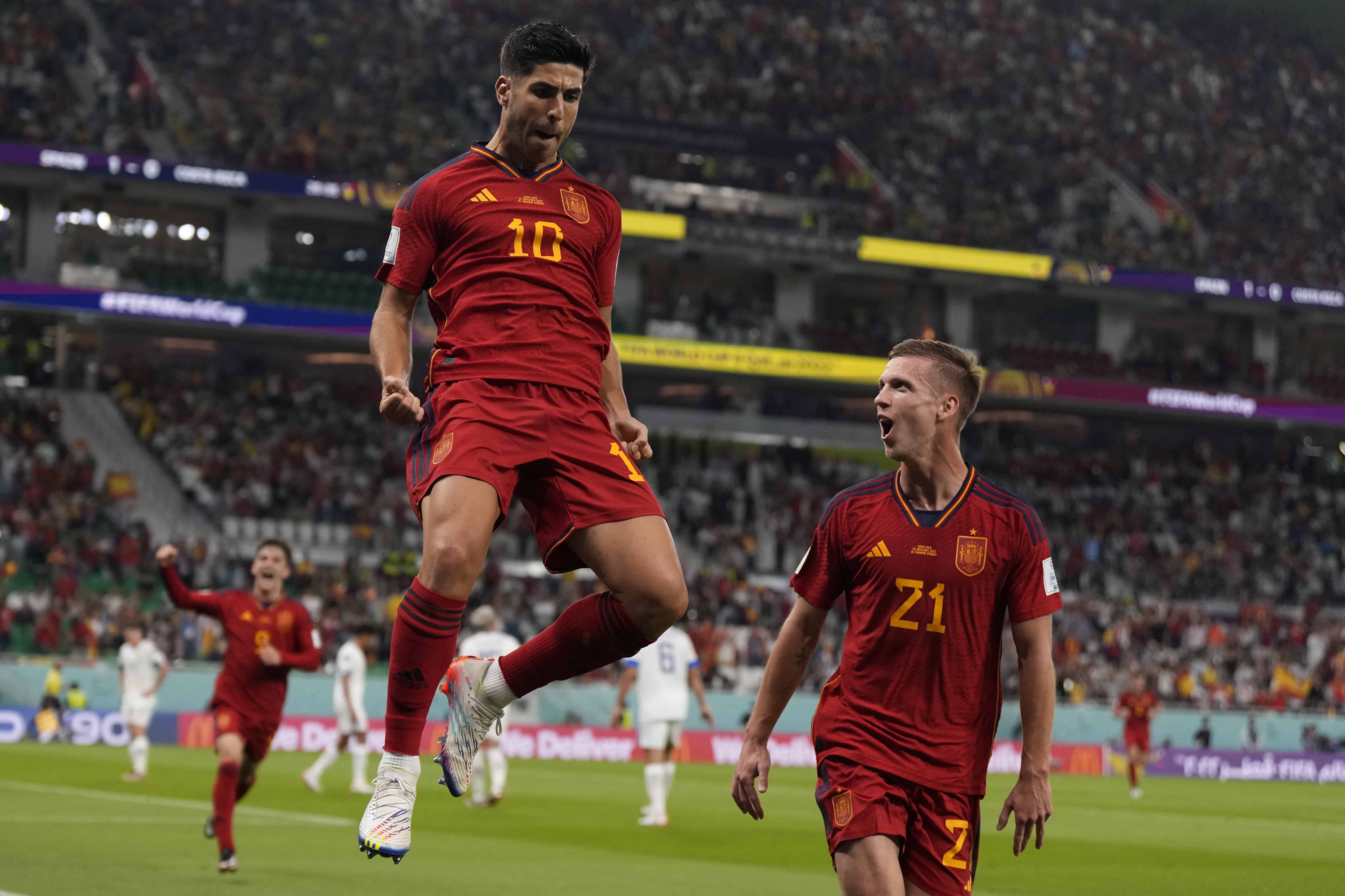 El español Marco Asensio, a la izquierda, celebra con Dani Olmo después de anotar el segundo gol de su equipo durante el partido de fútbol del grupo E de la Copa Mundial entre España y Costa Rica, en el estadio Al Thumama en Doha, Qatar, el miércoles 23 de noviembre de 2022.v