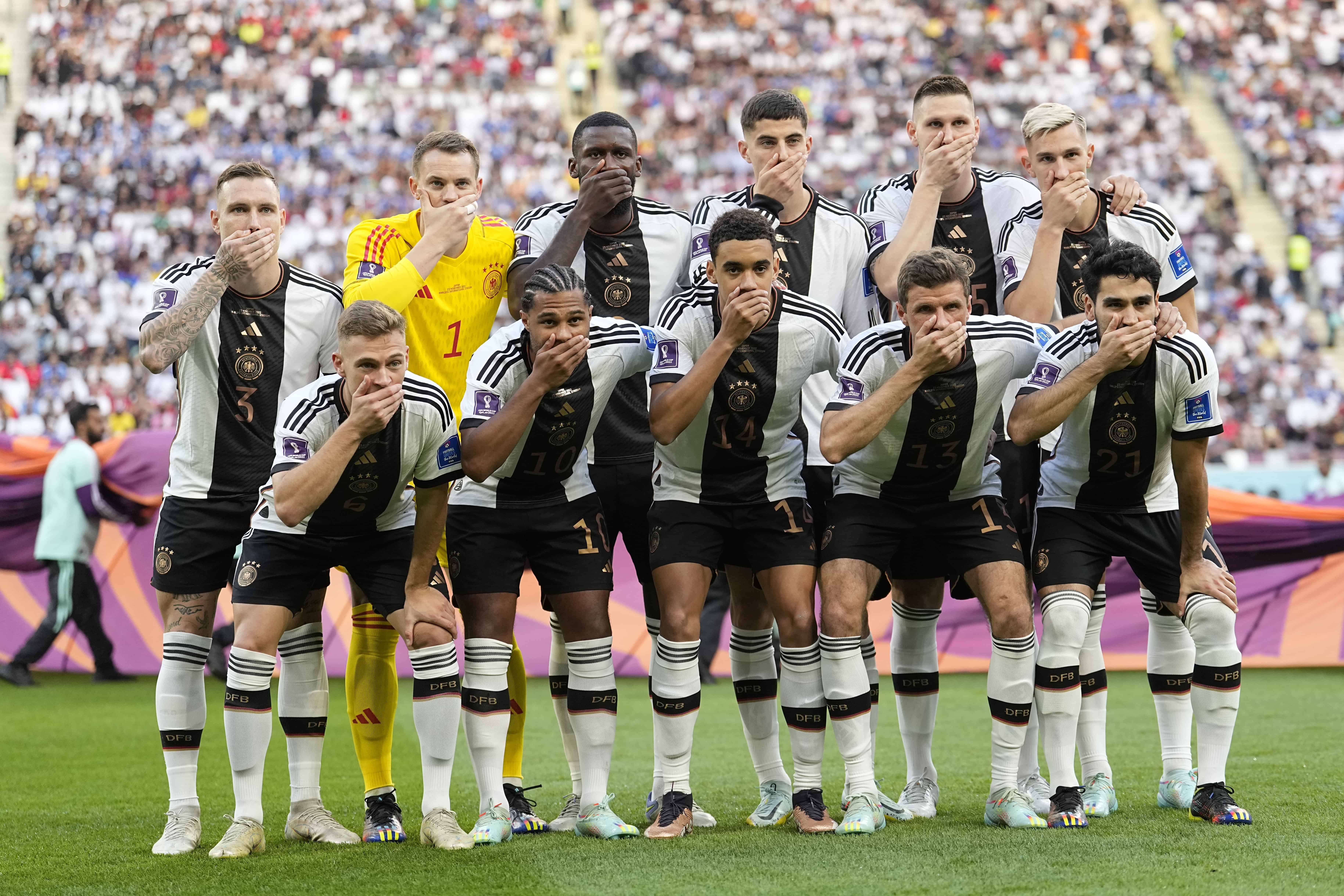 Jugadores de Alemania posan para la foto del equipo mientras se tapan la boca durante el partido de fútbol del grupo E de la Copa Mundial entre Alemania y Japón, en el Estadio Internacional Khalifa en Doha, Qatar, el miércoles 23 de noviembre de 2022.