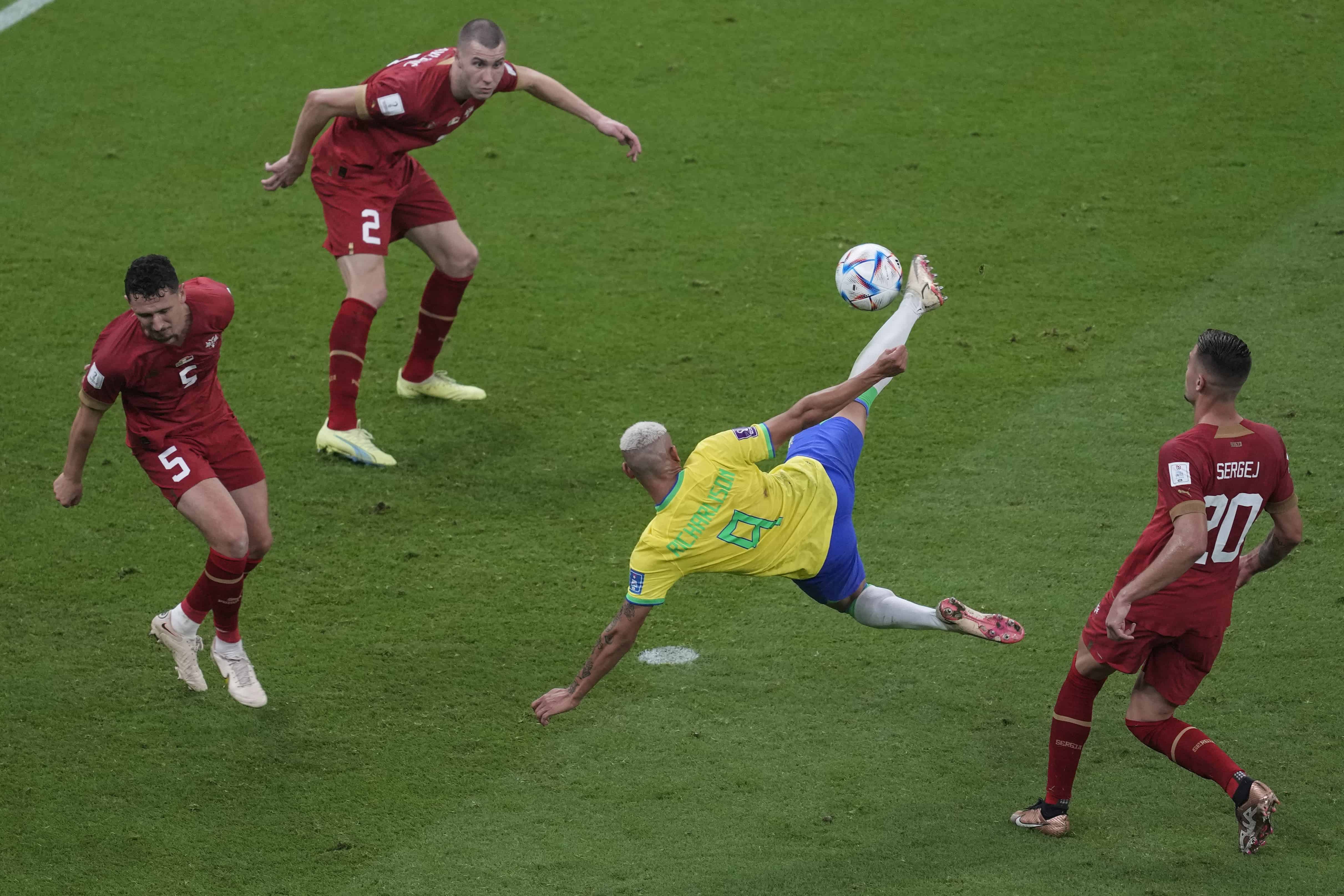 Richarlison de Brasil, segundo a la derecha, anota el segundo gol de su equipo contra Serbia durante el partido de fútbol del grupo G de la Copa Mundial entre Brasil y Serbia, en el Estadio Lusail en Lusail, Qatar, el jueves 24 de noviembre de 2022.