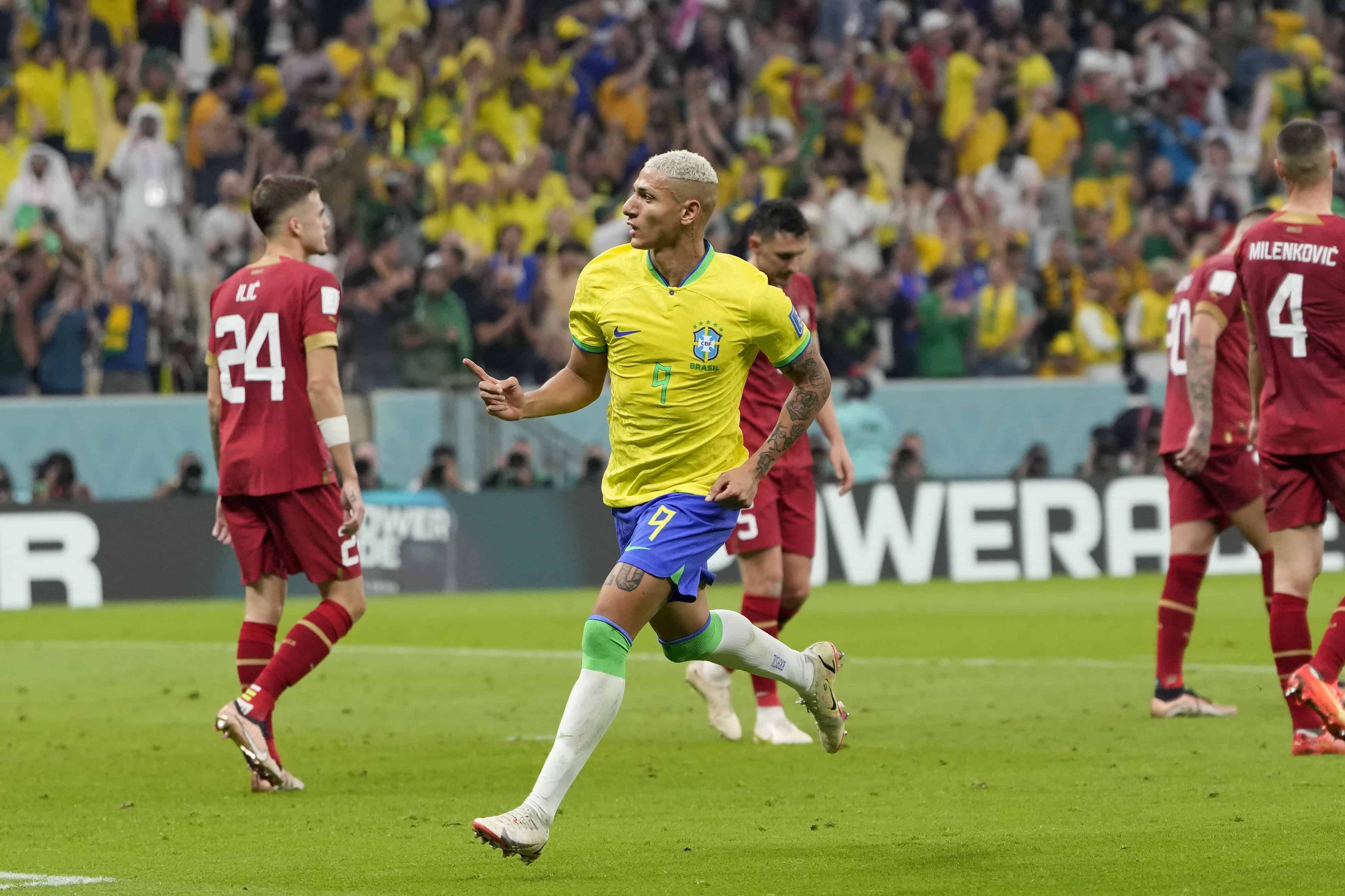 Richarlison de Brasil celebra después de anotar el segundo gol de su equipo durante el partido de fútbol del grupo G de la Copa Mundial entre Brasil y Serbia, en el Estadio Lusail en Lusail, Qatar, el jueves 24 de noviembre de 2022.