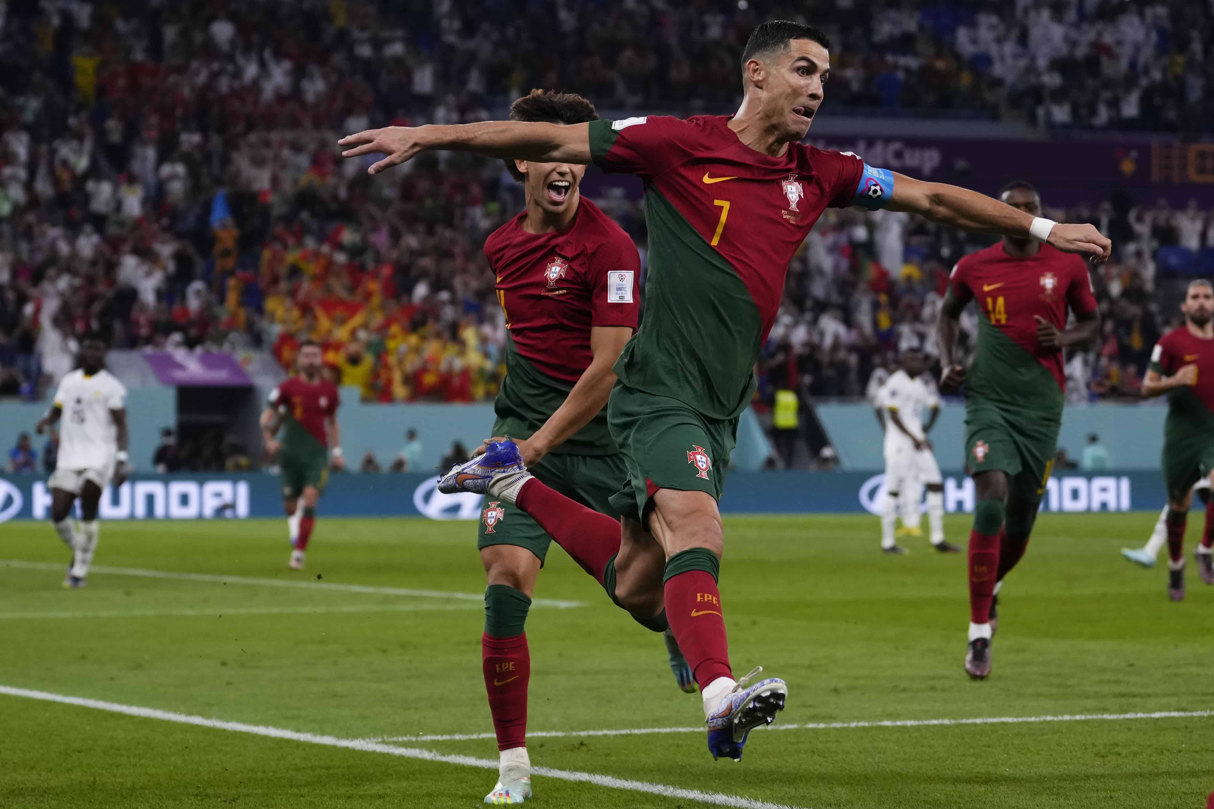 Cristiano Ronaldo de Portugal celebra después de anotar desde el punto de penalti el primer gol de su equipo contra Ghana durante un partido de fútbol del grupo H de la Copa Mundial en el Estadio 974 en Doha, Qatar, el jueves 24 de noviembre de 2022.