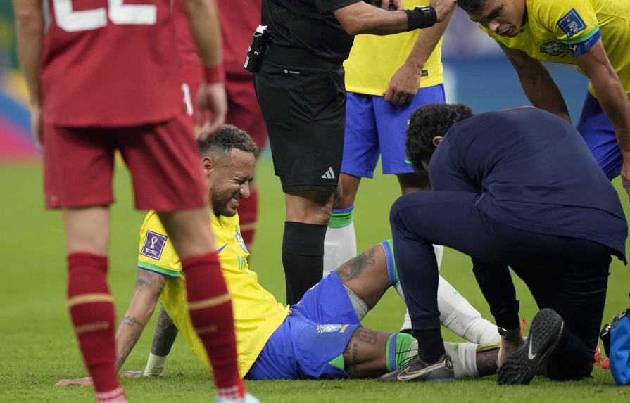 Alarma en Brasil: Neymar se lesiona tobillo en el debut
