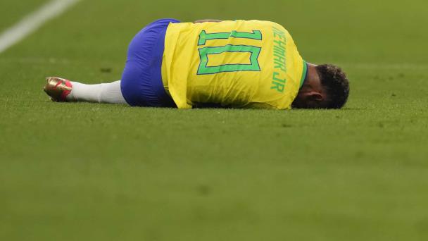 Neymar recibe tratamiento por lesión de tobillo